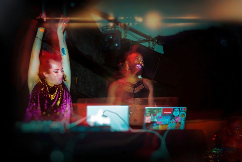 WIENWOCHE 2023: It’s so heating. Mzamo Nondlwana & Pêdra Costa posing in party outfits behind the DJ decks. © Doris Meixner