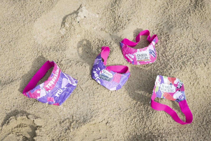 WIENWOCHE 2023: Queer Anger by Sigmund Hutter. Four sun caps spread on the sand © WIENWOCHE, Marisel Orellana Bongola